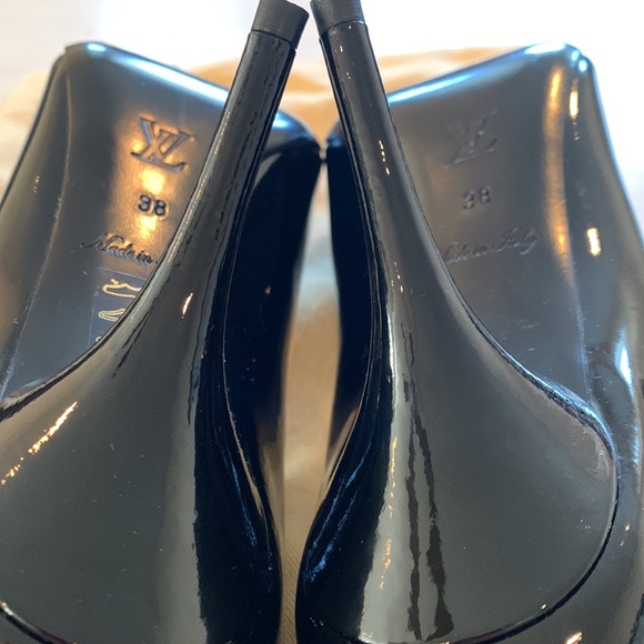 Loius Vuitton black leather pumps with round toe and signature hardware. Size 38 - Picture 10 of 16